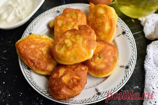 Ленивые оладьи на кефире с луком и яйцом: рецепт с фото пошагово