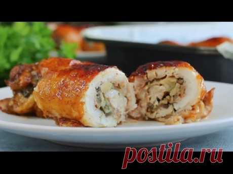 Готовим курицу в духовке Ингредиенты для приготовления: 6-8 куриных бёдер 1/2 фунта шампиньонов (около 250 г) 1/4 фунта сыра (120 г) 1 луковица чайная ложка паприки 3 зубчика чеснока оливковое масло палочка сливочного масла половина чайной ложки сушёного тимьяна соевый соус мёд сладкий соус чили куркума Источник: https://www.youtube.com/@2Easy_Recipes..