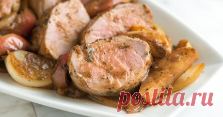 Свинина в рукаве в духовке, запеченная куском, с картошкой, овощами, на луковой подушке