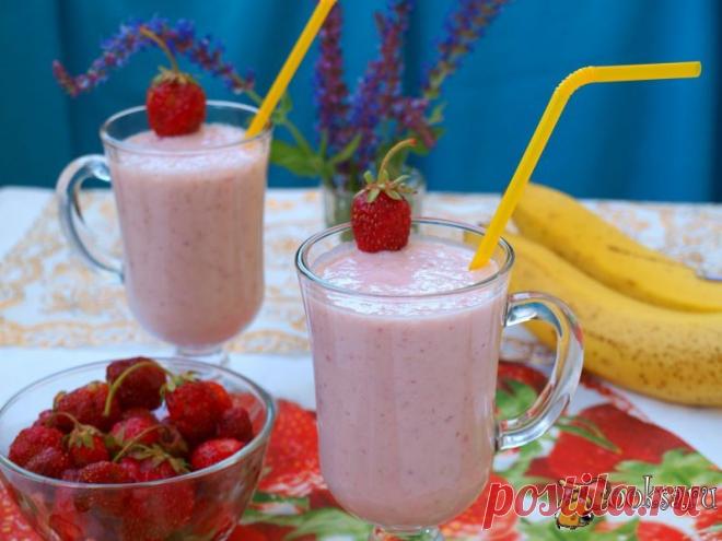 Клубнично-банановый коктейль.