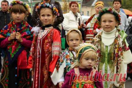 Праздник русского платка «Плат узорный» в Павловском Посаде
Самый яркий и роскошный праздник  – фестиваль «Плат узорный». Павловский Посад – очаровательный городок  Мещерского края озер и  лесов, оазис духовности и душевного умиротворения. Духовный «микроклимат» Павловского Посада способствовал рождению настоящих шедевров. Особенные, «светящиеся» краски, буйство орнаментов и узоров, необыкновенная фантазия безымянных авторов – сегодня и вы насладитесь этой феерией в шерсти, льне и шелке!