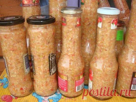 Хрен сливовый
• Хрен – 100 г.
• Помидоры – 1 кг.
• Сливы – 100 г.
• Чеснок – 1 головка.
• Соль и сахар по вкусу.
Хрен столовый
• Хрен - 1,5 кг.
• Лимон – 1 шт.
• Сахар – 3 стол. ложки.
• Соль – 1 стол. ложка.
Чертоплох
• Хрен – 1 крупный корень.
• Перец острый стручковый – 1 кг.
• Помидоры – 1 кг.
• Чеснок – 1 кг.
• Яблочный уксус – 1 стакан.
• Соль – по вкусу.
Приготовление:
Чтобы сделать эту заготовку хрена на зиму, нужно делать так.
Все измельчить, добавить соль и сахар, залить кипятком