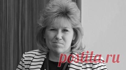 «Думали, проживёт минимум сто лет»: скончалась олимпийская чемпионка по биатлону и лыжным гонкам Анфиса Резцова. В возрасте 58 лет ушла из жизни Анфиса Резцова. Трёхкратную олимпийскую чемпионку госпитализировали 15 октября, а спустя четыре дня она скончалась в реанимации от остановки сердца. Мир биатлона и лыжных гонок потерял настоящую легенду, ведь никому до и после неё не удавалось завоевать золото Игр в этих двух видах спорта. На дистанции Резцова часто была на порядок сильнее соперниц, а…