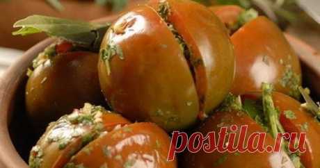 ПОМИДОРЫ ПО-АРМЯНСКИ НА ЗИМУ — ВКУСНЕЕ ЗАКУСКИ НЕ ПРИДУМАТЬ!
На заметку

Ингредиенты (на 8 порций):

бурые помидоры – 1,5 кг
острые красные перчики – 2 шт.
головка чеснока
по 1 пучку петрушки и кинзы
лист лавровый – 1 шт.
веточка базилика
соль – по вкусу
Приготовление:

Готовим начинку: измельчаем чеснок, острый перец и зелень.
Делаем на каждом помидоре глубокий разрез, не доходя до конца 1 см и распределяем приготовленную начинку, плотно укладывая ее в разрез.
Кипятим 2,5...