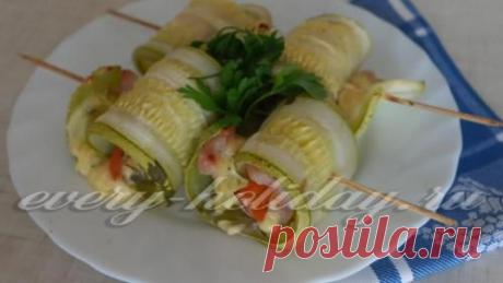 Кабачковые рулетики со свининой на шпажках