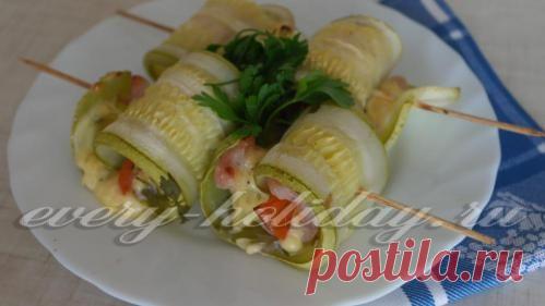Кабачковые рулетики со свининой на шпажках