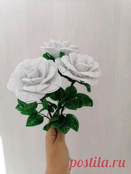 Белые розы из бисера Всё из бисера и о бисере плетём и вышиваем. Учимся плести и вышивать бисером, уроки и техники бисероплетения, мастер классы, схемы для вышивания бисером