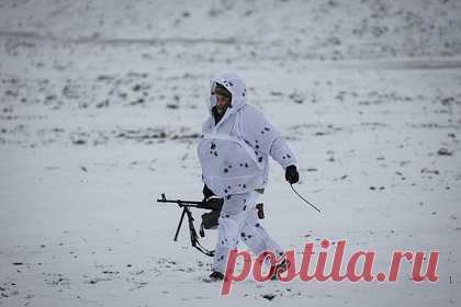 Украина начала возводить фортификации у границы с Белоруссией. В граничащей с Белоруссией Ровенской области Украины начали возводить инженерные и фортификационные сооружения, заявил глава региона Виталий Коваль. По его словам, укрепления строят в населенных пунктах на севере. Ранее украинский посол в Лондоне Вадим Пристайко потребовал от Запада тысячи танков.