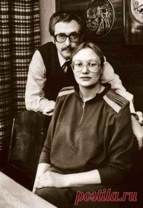 Василий и Елена Ливановы.
Он впервые увидел Елену, направлявшуюся на киностудию «Союзмультфильм», когда работал над мультфильмом «Синяя птица», где выступал в качестве режиссёра. / Отчего не находит покоя 84-летний Василий Ливанов / Шоубиз