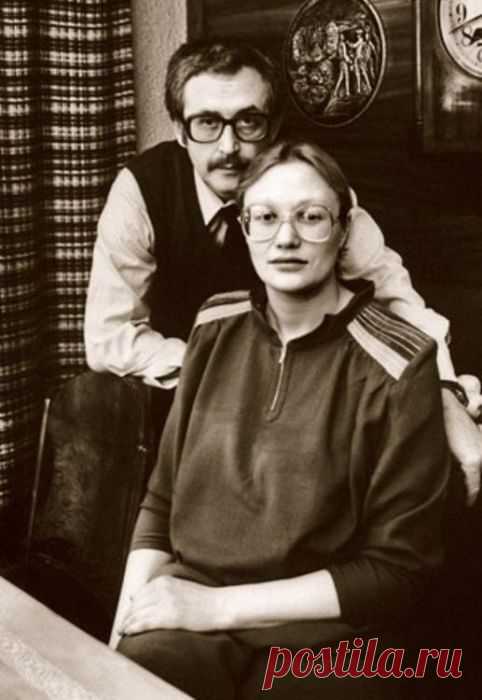 Василий и Елена Ливановы. 
Он впервые увидел Елену, направлявшуюся на киностудию «Союзмультфильм», когда работал над мультфильмом «Синяя птица», где выступал в качестве режиссёра.   /  Отчего не находит покоя 84-летний Василий Ливанов / Шоубиз