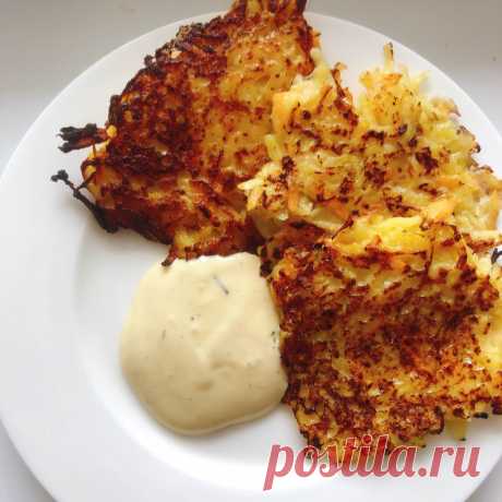 Драники с морковкой и картошкой - рецепт с фото В этой статье мы расскажем  о том,  как приготовить вкусные драники с морковкой и картошкой.  Пошаговый рецепт с фото смотрите далее.