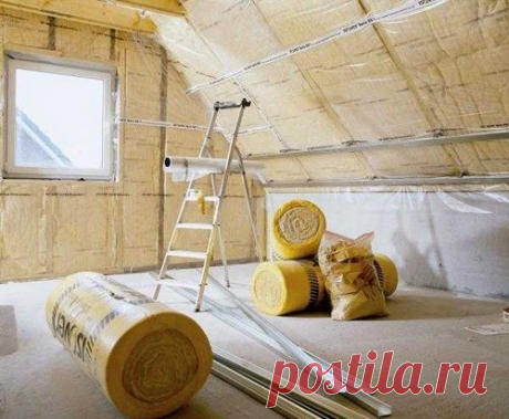 5 способов утеплить крышу дома Крыша – это сложная конструкция, которая кроме выполнения своей основной функции участвует и в теплообмене между чердаком и наружным пространством. Независимо от того, как именно владельцы дома распоряжаются чердачным помещением, его утепляют даже в южных областях России. Так что следует подробнее разобраться с тем, как нужно выбирать утеплитель и какие материалы лучше всего подходят для теплоизоляции крыши.