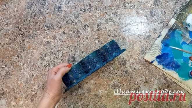 Мои подруги больше не выбрасывают втулки от скотча, а приносят их мне))) Посмотрите что я из них мастерю. Делюсь с вами потрясающей идеей из картоных трубочек. Все очень просто и оригинально. 
Материалы:
1. Картоные втулки.
2. Упаковочная бумага.
3. Белый клей.
4. Тесьма.
5. Самотвердеющаяя глина.
6. Акриловая краска, акриловый лак.

Не забудьте подписаться на канал, чтоб не пропустить новые видео.
