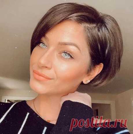 "А как ухаживать за пушащимися волосами" — вопрос читательницы

— Порекомендуйте средство против пушистости — вот частая просьба обладательниц пористых волос.
Пушатся волосы, потому что они ищут дополнительную влагу в окружающей среде.

Если волосы пушатся, то значит они пористые, следовательно сухие и следовательно, базовый уход им нужен увлажняющий.