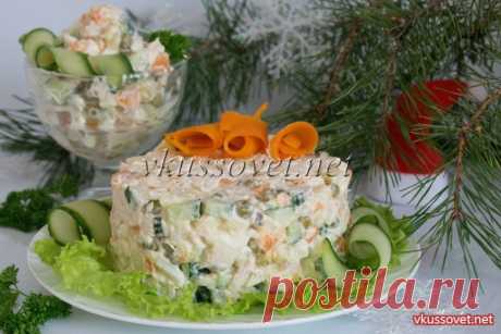 Оливье с курицей Рецепт приготовления салата Оливье с курицей и свежим огурцом.  В традиционном варианте еще с советских времен в салат Оливье кладутся следующие ингредиенты: колбаса, соленые огурцы, консервированный горошек, вареные овощи (картофель, морковь) и варёные яйца.  Это блюдо – одно из вариаций