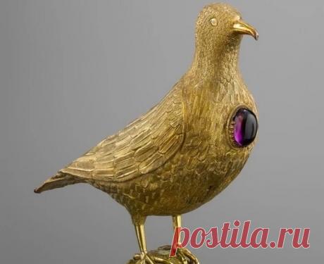 Украшения с аметистом из эпохи Древнего Египта ,Древнего Рима, Греции дошли и до наших времен. Греки, кстати, верили ,что аметист защищает от пьянства. В переводе с греческого - аметист - "не пьянеющий". Более поздние драгоценные экземпляры с аметистом были созданы в Византии, Германии, потом Британии и других странах.