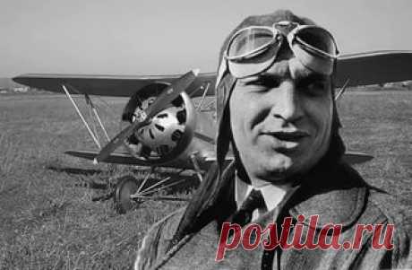 Чкалов Валерий Павлович - 
Советский лётчик-испытатель, комбриг , Герой Советского Союза. Командир экипажа самолёта, совершивший в 1937 году первый беспосадочный перелёт через Северный полюс из Москвы в Ванкувер). имеет полное право находиться в Большом Бессметрном Полку, рядом с огромным списком героев того времени!!!