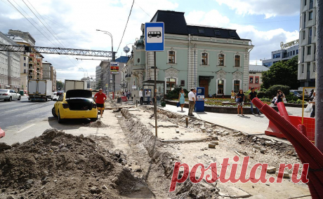 Собянин объяснил перекладывание плитки в Москве шуткой про клад Лужкова. В бюджете 2024 года на программу «Развитие городской среды» заложено почти 245 млрд руб., власти планируют благоустроить 785 московских улиц. Собянин объяснил, что перекладка плитки пополняет бюджет за счет привлечения туристов
