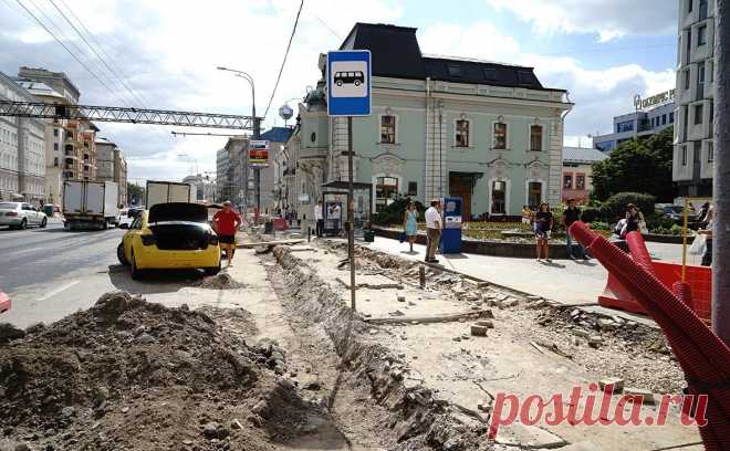 Собянин объяснил перекладывание плитки в Москве шуткой про клад Лужкова. В бюджете 2024 года на программу «Развитие городской среды» заложено почти 245 млрд руб., власти планируют благоустроить 785 московских улиц. Собянин объяснил, что перекладка плитки пополняет бюджет за счет привлечения туристов