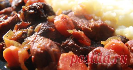 Мясо с черносливом История блюда очень типична для еврейской кухни. Большая семья, небольшой бюджет, необходимость удовлетворить потребности всех. Отсюда и всевозможные ухищрения, на которые пускались еврейские хозяйки, чтобы при совсем скромных возможностях вкусно и сытно накормить свою семью. Если бы за изобретения в области кулинарии давали Нобелевскую премию, мясо с черносливом ее бы точно получило