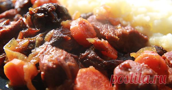 Мясо с черносливом История блюда очень типична для еврейской кухни. Большая семья, небольшой бюджет, необходимость удовлетворить потребности всех. Отсюда и всевозможные ухищрения, на которые пускались еврейские хозяйки, чтобы при совсем скромных возможностях вкусно и сытно накормить свою семью. Если бы за изобретения в области кулинарии давали Нобелевскую премию, мясо с черносливом ее бы точно получило