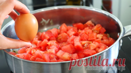 У вас есть помидоры и яйца? // Томатный суп по-португальски Самый популярный на острове Мадейра томатный суп.Помидоры 3 крупныеЛук 1 шт Чеснок 2 зубчика Вода 1 стаканОреганоМасло для жарки Соль Сахар ЯйцаУксус винный 1 ст л1. Крупным кубиком порезать лук. Пору...