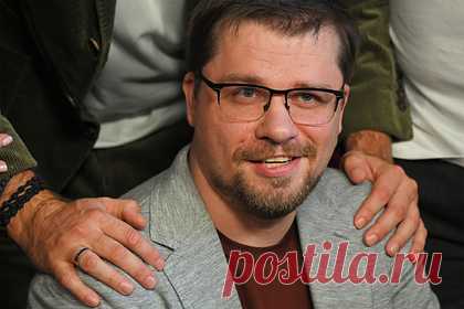 Харламов пошутил над страдавшим от воздержания участником «Давай поженимся!». Гарик Харламов поиронизировал над участником программы «Давай поженимся!», который два года страдал от сексуального воздержания и надеялся на развитие отношений с невестой на передаче. Юморист отредактировал отрывок из шоу. Он добавил в него кадры с выступлением певцов Льва Лещенко и Зары, исполнявших песню о надежде.