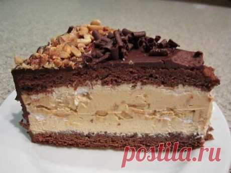 ТОРТ «СНИКЕРС»
Ингредиенты:
● 2 стакана муки,
● 2 стакана сметаны,
● 1,5 стакана сахара,
● 7 яйц, 
разрыхлитель.
Для крема:
● 1 банка вареной сгущенки,
● 150 грамм масла,
● орехи,
● изюм.
Приготовление:7 белков я взбила с 400 г сахара, сделала один корж диаметром 26 см (на бумаге я начертила круг диаметром 24 см, а корж потом расплылся до 26 см), а из оставшегося безе еще палочек насушила. Думаю, корж из 4 белков будет нормальный (на 1 белок — 60 г сахара)
Крем:
1 банка вареной сгущенки + 150