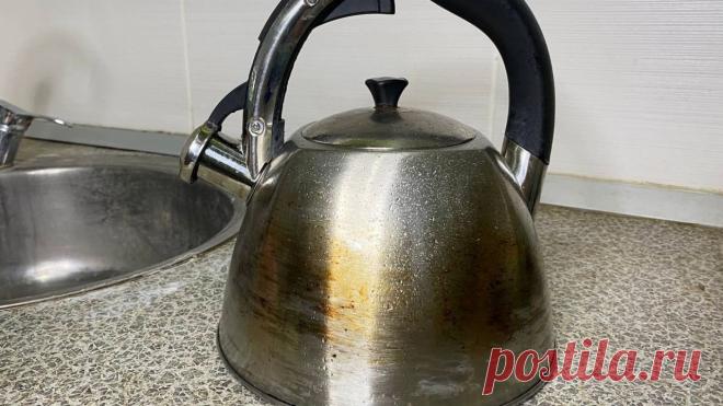 Чистить чайник от жира лучше самодельной пастой, чтобы не дышать едкой химией (очищает лучше и... Обычный чайник, в отличие от электрического, большой любитель притягивать к себе всевозможные загрязнения