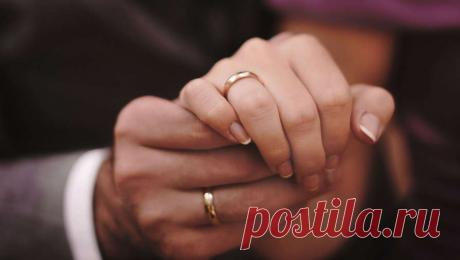 Россиянка вышла замуж за приемного сына. 53-летняя жительница Татарстана вышла замуж за приемного 22-летнего сына, женщина усыновила мальчика восемь лет назад. Об этом сообщает Life со ссылкой на Shot. В Казани приемная мать вышла замуж за усыновленного детдомовца. Невесте 53 ...