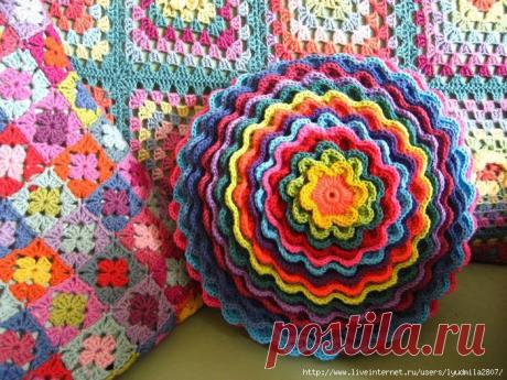 ПОДУШКА ИЗ ОСТАТКОВ ПРЯЖИ КРЮЧКОМ.