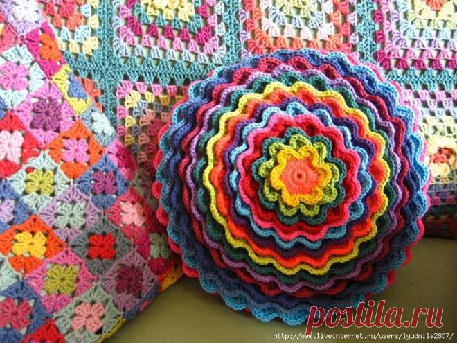 ПОДУШКА ИЗ ОСТАТКОВ ПРЯЖИ КРЮЧКОМ.