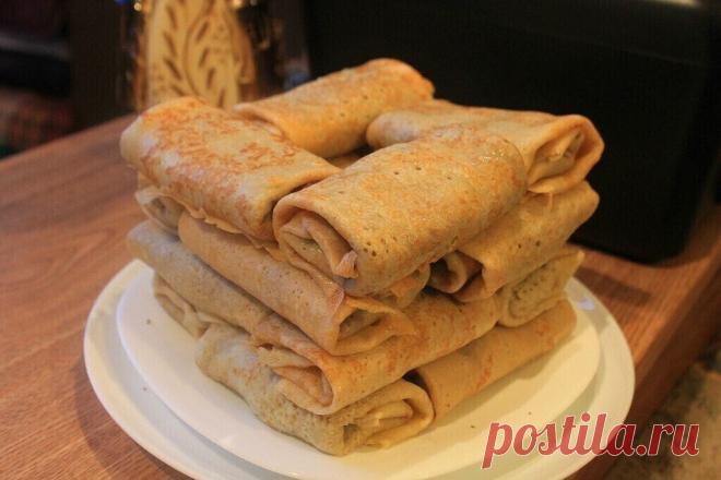 Блины ( заварные ) с печенью.
1. 500 мл молока
2. 2 яйца взбить ,добавить 2 ч.л. сахара,1/2 ч.л. соли
3. Добавить муку, 2 стакана.
4. Влить 1 стакан крутого кипятка, перемешать.
5. Добавить 3-4 ст.л. растительного масла.
6.Перед выпечкой дать тесту настояться 30 минут,а затем, непосредственно перед выпечкой, положить пачку разрыхлителя или 1/2 ч.л. соды
Жарить на разогретой сковороде , смазанной маслом. Из этого количества теста получается примерно 20 штук,при диаметре сковороды 26 см.
Начин