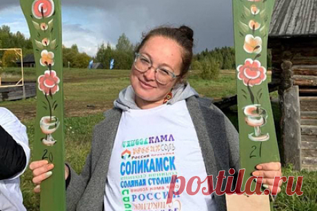 Россиянка занялась росписью наличников по примеру старорусских мастеров. Жительница Соликамска Ирина Рудник, вдохновившись работами старорусских мастеров, занялась росписью наличников. Россиянка расписывает наличники уже пять лет, за это время она получила звание народного мастера Пермского края. До этого Рудник занималась резьбой по дереву.