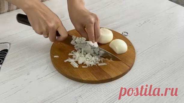 Стожки с начинкой из творожного сыра и огурцов
Нет,пожалуй, ни одного невкусного блюда, где используется творожный сыр. Каждый день из него готовить накладно, все-таки он не самый дешевый. Но иногда можно побаловать себя и близких нежным сливочным вкусом. Сегодня хочу поделиться с вам рецептом стожек. Минимум ингредиентов и максимум удовольствия от сочетания продуктов! С какой начинкой еще люблю их готовить, поделюсь в конце статьи*.