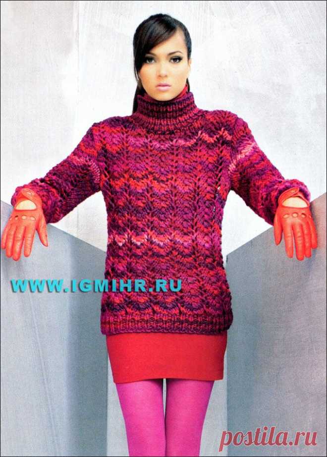 Стильная яркая одежда для холодной погоды. Теплый пуловер с узором из ажурных полос. Спицы