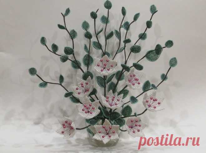 Цветочная композиция из бисера Цветочная композиция из бисераОсобенно радует, когда живые цветы за окном кончились и пришли холода.