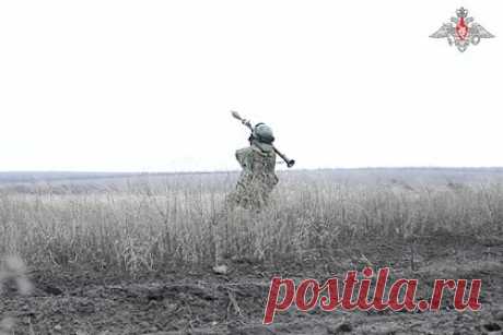 Российские бойцы вооружили гранатомет минами. Бойцы группировки войск «Восток» адаптировали ручной противотанковый гранатомет к стрельбе минами калибра 82 миллиметра, сообщили в Министерстве обороны России. Для использования мин гранатометный выстрел снабжают адаптером вместо кумулятивного заряда. Мины наносят больше ущерба, чем кумулятивные заряды.
