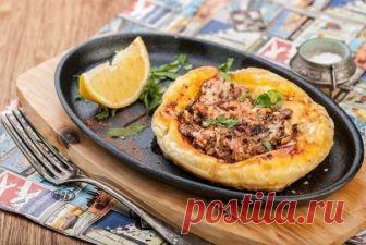 Открытый пирожок в арабском стиле 

Ингредиенты: 

Cвинина или говядина (можно использовать готовый фарш) — 500 г 
Лук — 2 шт. 
Кинза — 1/2 пучка 
Сушеные томаты (можно не добавлять) — 1 ч. л. 
Зира — 1 ч. л. 
Кориандр — 1 ч. л. 
Томатный соус — 2 ст. л. (или мякоть 1 помидора) 
Слоеное тесто — 1 упаковка 
Соль, перец – по вкусу 
Сметана, лимон, кинза, сухая паприка – для подачи 

Приготовление: 

1. Разогреть духовку до 200° С. 
2. Из мяса сделать фарш, добавить мелко пор...