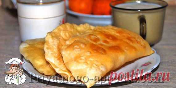 Заварное тесто на чебуреки. Для приготовления чебуреков существует очень много рецептов, и каждой хозяйке нравится ее вариант. Хорошо, что существует интернет и есть право выбора любого рецепта. Лично я пользуюсь своим, несложным в подготовке и приготовлении, но очень вкусным рецептом чебуреков на заварном тесте. Но сделаем мы упор именно на заварном тесте, потому как это самый ответственный этап приготовления, от которого во многом будет зависеть вкус и воздушность чебуреков.