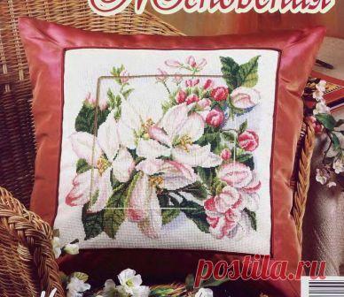 Вышитая подушка "Яблоневый цвет".
