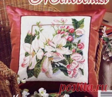 Вышитая подушка &quot;Яблоневый цвет&quot;.