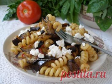 Паста с баклажанами и помидорами Паста с баклажанами и помидорами - это оригинальное блюдо, которое сочетает в себе нежность пасты, ароматность помидоров и пикантность баклажанов. Это блюдо идеально подходит для любителей средиземноморской кухни. Подается с мягким сыром, который придает особую изысканность вкусу.