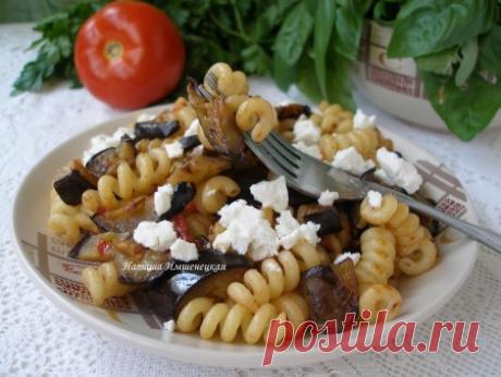 Паста с баклажанами и помидорами Паста с баклажанами и помидорами - это оригинальное блюдо, которое сочетает в себе нежность пасты, ароматность помидоров и пикантность баклажанов. Это блюдо идеально подходит для любителей средиземноморской кухни. Подается с мягким сыром, который придает особую изысканность вкусу.