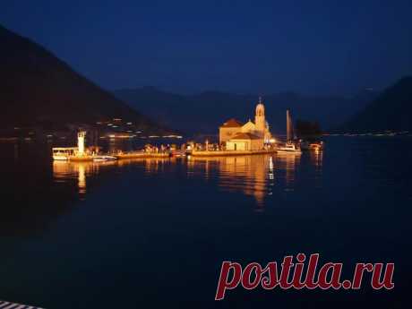Island&amp;church&quot; Our lady of the rocks&quot; by night