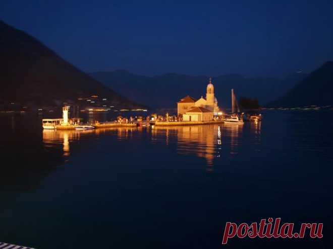 Island&church" Our lady of the rocks" by night
