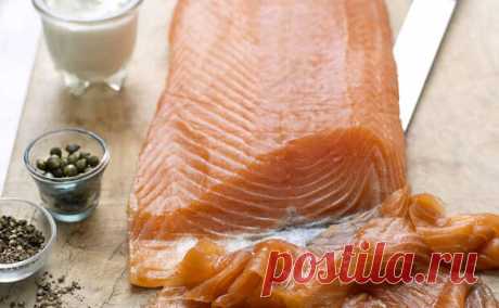 Солим красную рыбу сами Северными способами. Весь вкус и сок остаются, а соль почти не чувствуется - Steak Lovers - медиаплатформа МирТесен Соленый лосось или семга хоть и считаются в магазине деликатесами, далеко неидеальны на вкус. При засоле на рыбозаводах в них добавляют слишком большое количество соли и пересушивают: в результате вкус получается чересчур соленым, и рыба уже почти не чувствуется. Кроме того, очень часто магазинная