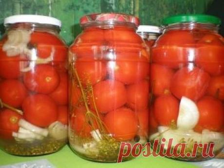 Маринованные помидоры

Заливка:
на 2,5 л. воды - 4 ст.л. соли, 10 ст.л. сахара. Довести до кипения.
На дно 3 л. банки кладем: лавровый лист, гвоздика 5 шт., перец душистый 5 горошин, щепотку горчицы в зернах, укроп зонтики и нарезанный репчатый лук.
Укладываем помидоры. Заливаем горячей заливкой. В каждую банку ( по 3 л.) добавляем 1 ч.л. уксусной эссенции. Прикрываем стерильными крышками и стерилизуем 10-15 минут. Закатываем и убираем на хранение. Также храню дома.
Вкуснота! Попробуйте.