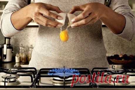 18 кулинарных секретов, которые хозяйки обычно собирают годами! 
1. Чтобы яичница была пышной можно добавить две ложки холодной воды на один стакан яиц и хорошенько взбить.
2. Вместо дрожжей в тесто можно добавить немного коньяка. При этом тесто станет ароматней, а выпечка вкусней.
3. Белок яйца быстрее взобьется в пышную пену, если его предварительно охладить и добавить несколько капель лимонного сока или немного лимонной кислоты. С желтком же поступают наоборот - он люби...