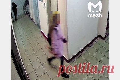 В Москве бездомный преследовал четвероклассницу и попал на видео. В московском Ново-Переделкино 22-летний бездомный преследовал четвероклассницу до подъезда. Его действия попали на видео. Как утверждает Telegram-канал Mash, десятилетняя девочка смогла быстро добежать до своей квартиры, расположенной на втором этаже, и перехитрить преследователя.
